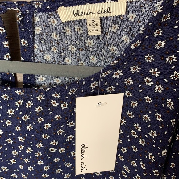 Top with open shoulder and flowy look. Very boho! - Picture 2 of 8